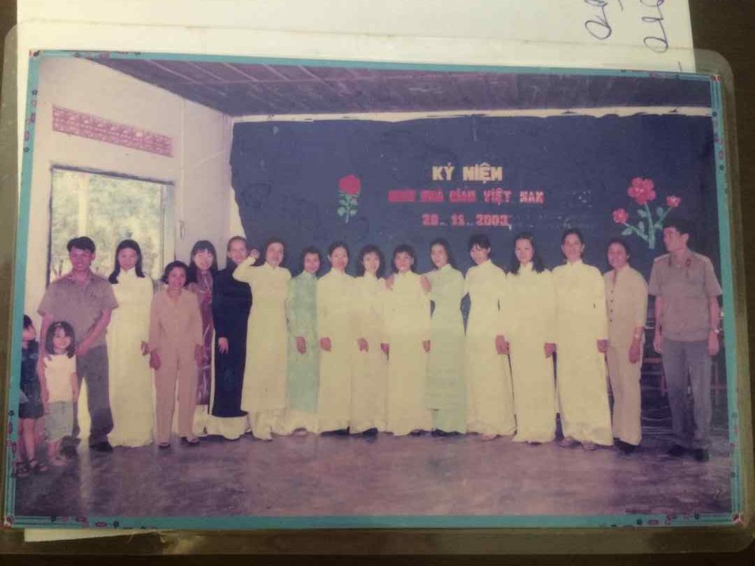 hình 6- Tập thể CBGVNV trường MN Phước Vĩnh- tổng kết năm học 2002-2003