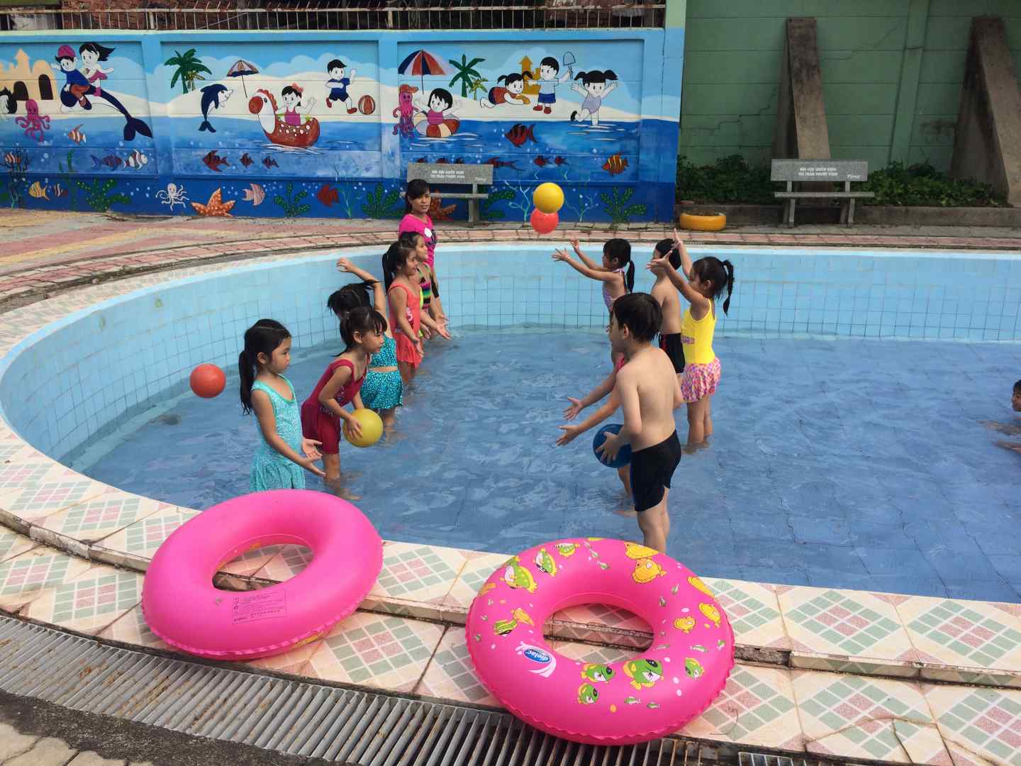 hình 6- trẻ tham gai vận động dưới nước