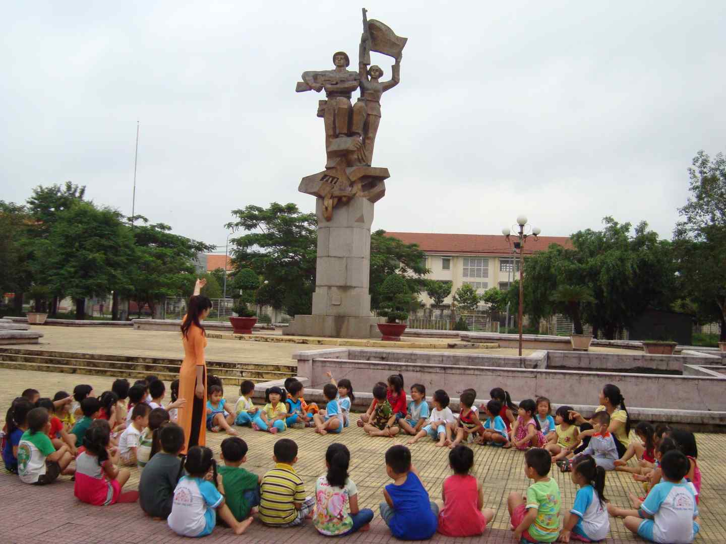 hình 7- trẻ tham quan công viên chiến thắng Phước Thành